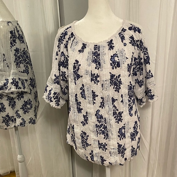 Embroidered blue and white tahari‎ - Picture 3 of 7